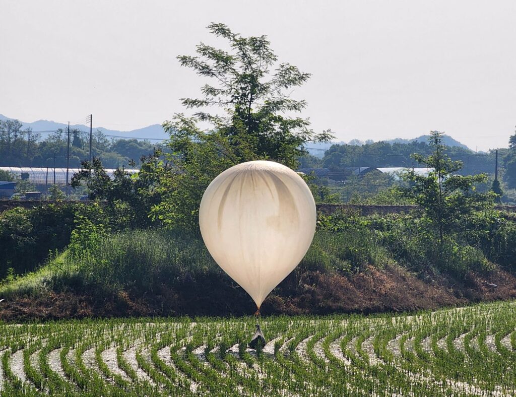 2024 06 02t024055z 178388231 rc2p28atycef rtrmadp 3 southkorea northkorea balloons